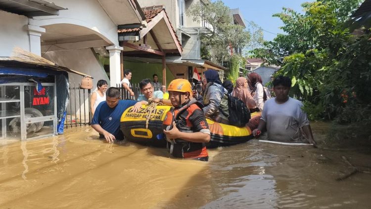 Evakuasi Korban Banjir Tangsel dan Penyaluran Bantuan oleh Baznas