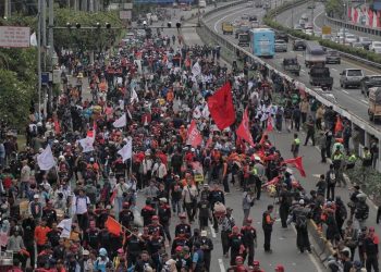 Massa Buruh Demo di DPR Masuk Jalan Tol, Lalu Lintas Dialihkan Jasa Marga