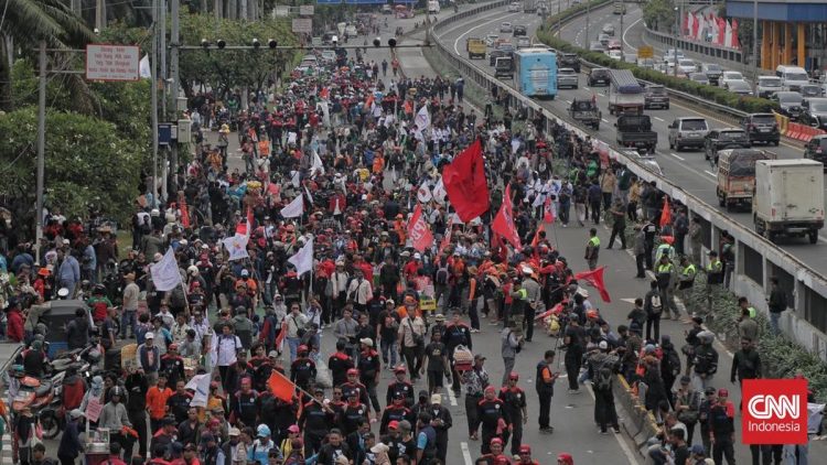 Massa Buruh Demo di DPR Masuk Jalan Tol, Lalu Lintas Dialihkan Jasa Marga