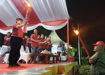 Ribuan Warga Antusias Ikuti Pawai Obor di HUT ke-80 RI