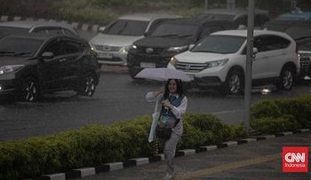 Hujan Diperkirakan Tetap Turun di Wilayah Barat dan Tengah Indonesia Pekan Ini