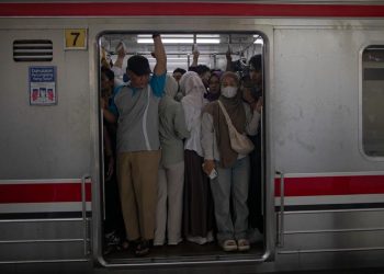 Massa Berkerumun, KRL Angke dan Bekasi Tidak Berhenti di Stasiun Karet