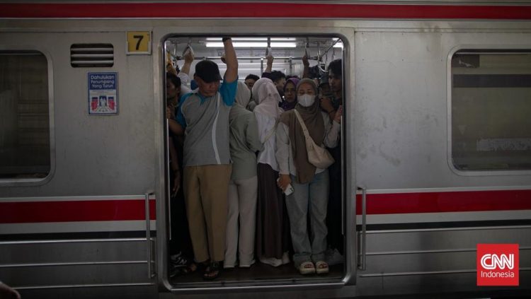 Massa Berkerumun, KRL Angke dan Bekasi Tidak Berhenti di Stasiun Karet