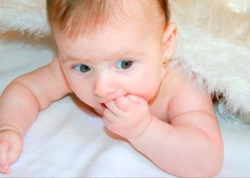 Mengapa Bayi Mengucek Mata Saat Mengantuk Penjelasan dari Ahli