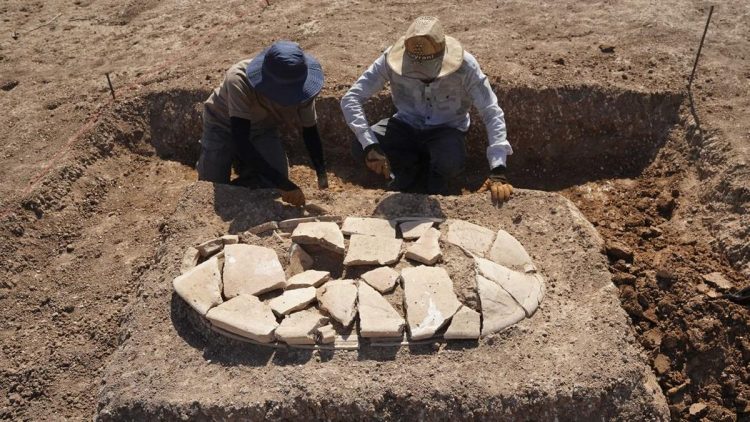 Makam Kuno 2000 Tahun Terungkap Karena Kekeringan