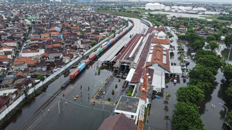16 Perjalanan Kereta Dibatalkan karena Banjir di Semarang