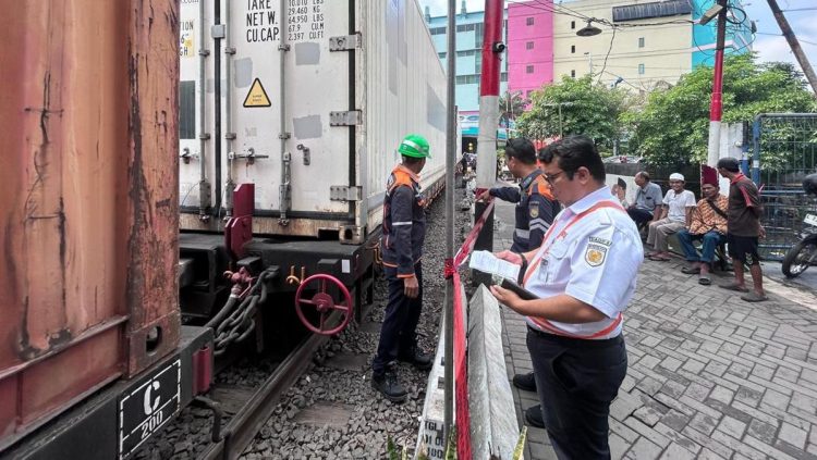 Perjalanan KA Terganggu Akibat Kereta Barang Anjlok di Surabaya