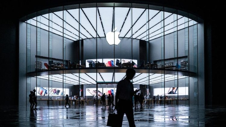 Desain Khusus iPhone Siap Hadir dengan Kamera Selfie Tersembunyi