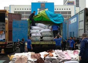 Bea Cukai Gagalkan Penyelundupan Garmen dan Mesin Rokok Ilegal ke Indonesia