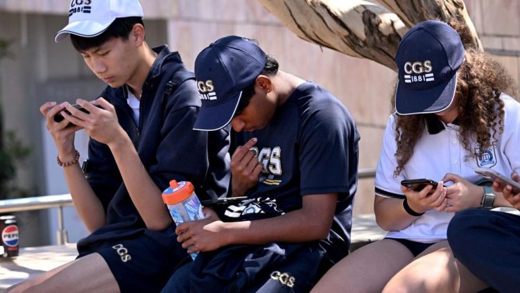 Studi Klaim Penggunaan Medsos Tidak Berdampak pada Kesehatan Mental Remaja