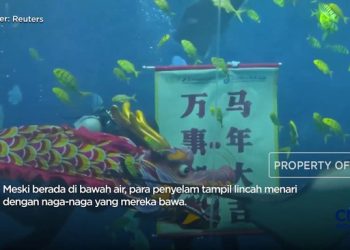 Atraksi Barongsai di Bawah Laut Rayakan Tahun Baru Imlek