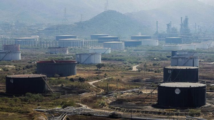 Izinkan Lima Perusahaan Minyak Raksasa Beroperasi di Venezuela